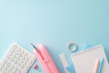 Pastel okul malzemeleri ve modern aletlerle donatılmış minimalist bir tasarımı olan, üretkenlik ve tarz için mükemmel bir çalışma alanı.