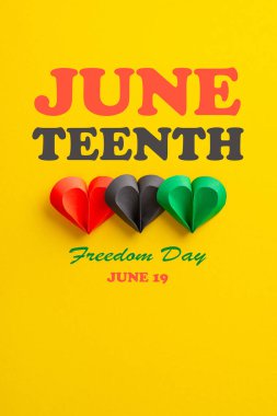 Haziran temalı üst görünüm dikey fotoğraf kırmızı, yeşil, sarı üzerine siyah kalpler, özgürlüğü sembolize ediyor. Sosyal medya paylaşımları veya reklamlar için uygun