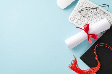 Mezuniyet şapkası ve diplomasının en üst görüntüsü, kırmızı kurdeleyle sarılmış ve bağlanmış, gözlük ve açık mavi arka planda bir hesap makinesi ile akademik başarıları sembolize ediyor.