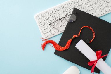 E-öğrenim başarı konsepti. Klavye, fare, kapak, diploma, açık mavi zemin üzerinde gözlük ve metin veya pazarlama için boş alan düz görünüm
