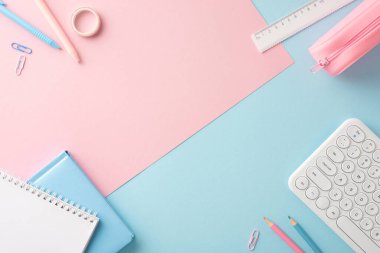 Hesap makineleri, not defterleri ve kırtasiye malzemesi de dahil olmak üzere çeşitli ofis ve okul malzemelerinin yer aldığı düzenli bir masa.