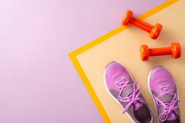 Pembe spor ayakkabıları, turuncu halterler ve mor ve bej arkaplanlı halterler de dahil olmak üzere hareketli egzersiz malzemelerinin üst görüntüsü.