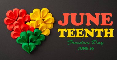 Yukarıdan bakıldığında, küçük kağıt kalplerden oluşan bir kolleksiyon Juneteenth 'in sembolik renklerinde büyük bir kalp şeklinde düzenlenmiştir - kırmızı, yeşil, sarı, siyah arkaplana karşı, sosyal metin için alan sunar.