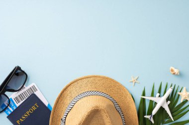 Pasaport, güneş gözlüğü, şapka ve oyuncak uçak da dahil olmak üzere yaz tatili için temel ihtiyaçlar.
