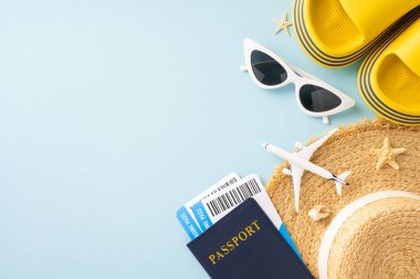 Güneş gözlüğü, şapka, pasaport, uçuş kartı ve model uçak da dahil olmak üzere yaz seyahati esaslarının düz kompozisyonu.