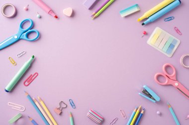 Mor bir arkaplana yerleştirilmiş kalem, makas ve ataç içeren canlı bir okul kırtasiyesi.