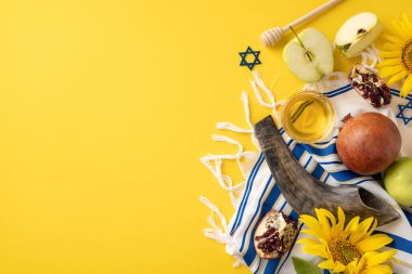 Rosh Hashanah için geleneksel Yahudi eşyalarının en üst görüntüsü. Sarı arka planda bulunan şah, bal, elma, nar ve ayçiçekleri de dahil.
