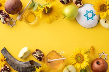Rosh Hashanah tatil dairesi, sarı arka planda elma, bal, nar, şalgam ve ayçiçeği gibi geleneksel sembollerle yatıyordu.