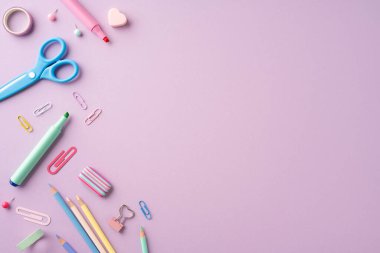 Renkli okul gereçleri rengarenk mor arka planda, okul temaları için mükemmel.
