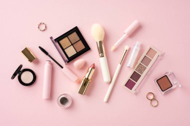 Mavi seyahat çantası ve açık mavi arka planda kırmızı bir ilk yardım çantası.