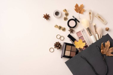 Bej bir arka planda yapraklı ve kozalaklı makyaj ürünleri ve aksesuarları