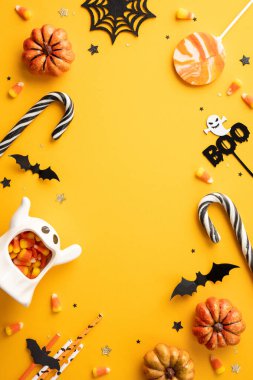 Cadılar Bayramı dikey arka planında şeker mısır, balkabağı, şeker kamışı ve parlak sarı bir dekor var.