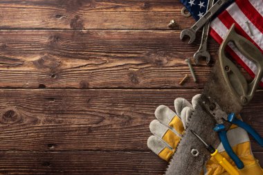 Marangozluk aletleri ve ahşap bir arka planda Amerikan bayrağı. İşçi Bayramı ve inşaat kavramları için mükemmel.