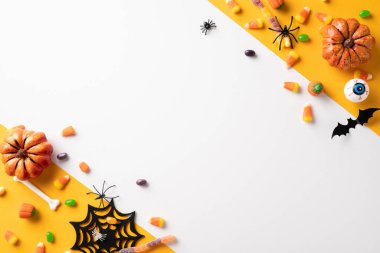 Balkabakları, mısır şekeri ve dekoratif eşyalarla dolu yaratıcı bir Cadılar Bayramı düzenlemesi neşeli ve ürkütücü bir havayı çağrıştırıyor.