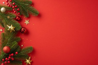 Çam dalları, kırmızı ve altın süsler ve Noel ruhunu çağrıştıran canlı kırmızı bir zemin hazırlayan yıldız süslemelerinin yer aldığı şenlikli bir Noel düzenlemesi