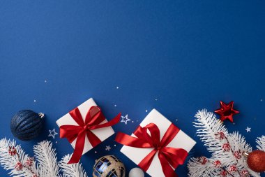 Kırmızı kurdeleli, süslü ve çam dallı hediyeli Noel sahnesi neşeli bir tatil ortamı yaratıyor.