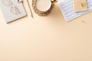 Klavye, kahve fincanı, bardaklar ve defter içeren temiz bir minimalist çalışma alanının üst görüntüsü, üretkenlik ve ilham için mükemmel.