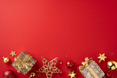 Parlak kırmızı arka planda altın ve kırmızı süslemeleri olan şık bir Noel sahnesi. Parlak hediyeler ve yıldızların oluşturduğu şenlikli bir atmosfer.