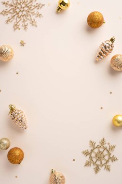 Altın Noel süslemelerinin ve yumuşak bir zeminde karmaşık kar tanelerinin şenlikli dikey düzenlenmesi zarif bir tatil atmosferi yaratıyor.