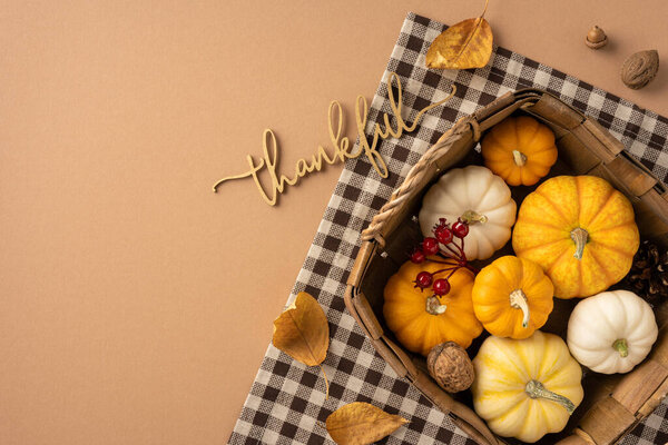 Теплая осенняя сцена с корзиной из маленьких тыкв и листьев, символизирующая благодарность на День Благодарения и урожай