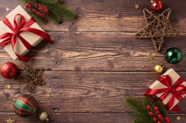 Hediye kutularıyla, dekoratif süslemelerle ve bayram sıcaklığını ve neşesini hatırlatmak için kır ağaçlarının üzerinde çam dallarıyla dolu Noel sahnesi.