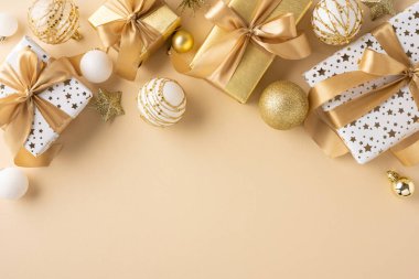 Altın ve beyaza sarılı, şenlikli süslemelerle çevrili, sıcak ve zarif bir tatil atmosferi yaratan lüks Noel hediyeleri.