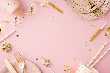 Tabaklar, çatal bıçaklar, kurdeleler ve konfetilerin yer aldığı pembe ve altın parti süslemelerinin yer aldığı bir kutlama sahnesi, neşeli bir doğum günü atmosferi yaratıyor.