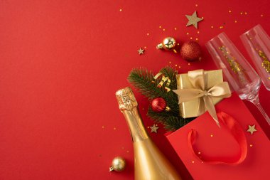 Şampanyayı, hediyeleri ve dekoratif süslemeleri içeren zarif bir festival sahnesi canlı kırmızı arka planda, Noel ruhunu ve yeni yıl kutlamalarını simgeliyor.