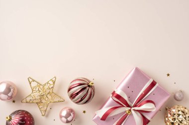 Güzel paketlenmiş bir hediye, parlak mücevherler ve yumuşak bir arka planda yıldız süslemeleri içeren şenlikli bir Noel sahnesi. Bayram kutlamaları ve mevsimsel selamlaşmalar için mükemmel.