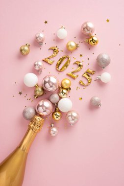 Şenlikli dikey yeni yıl sahnesinde altın mücevherlerle dolu şampanya şişesi ve ışıl ışıl tasarlanmış 2025 yer alıyor. Önümüzdeki yılı zarafet ve neşeyle kutlamak için ideal.