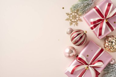 Zarif fiyonklarla, mücevherlerle ve çam dallarıyla süslenmiş güzel bir Noel hediyesi koleksiyonu, bayram atmosferi yaratıyor.