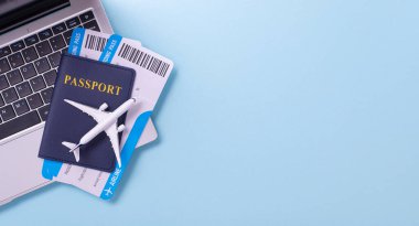 Pasaport, uçuş kartı ve dizüstü bilgisayardaki oyuncak uçak da dahil olmak üzere bir dizi temel seyahat macerası ve küresel seyahati sembolize ediyor.