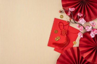 Geleneksel kırmızı zarflar, kiraz çiçekleri ve desenli pastel arka planda altın sikkeler bulunan geleneksel Çin yılbaşı ayarı. Refahı, şansı ve yeni başlangıçları kutlamak için mükemmel.