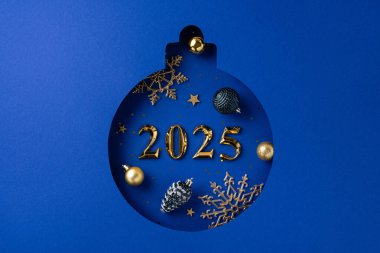 Canlı mavi arka planda altın madalyaların yer aldığı 2025 Noel süsü. Bayram kutlamaları ve mevsimsel selamlaşmalar için mükemmel.