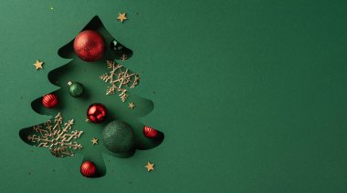 Noel temasında kırmızı ve yeşil süslemeler, kar taneleri ve yıldızlarla dolu ağaç kesimi, tatil yaratıcılığını ve neşesini sembolize eden yeşil bir zemin üzerinde