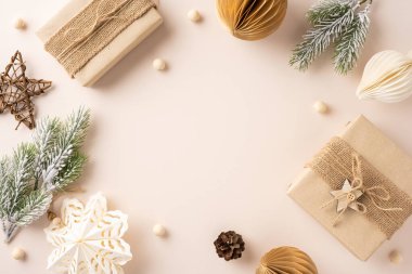 Kırsal Noel hediyelerinin doğal dekorasyonları ve çam dallarıyla en iyi manzarası. Sıcak tonlar ve el yapımı elementler rahat bir tatil atmosferi yaratıyor.