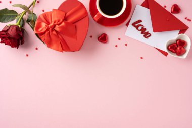 Kırmızı güller, kalp şeklinde bir hediye kutusu, pembe arka planda kahve ve aşk mektubunun yer aldığı büyüleyici bir Sevgililer Günü aranjmanı. Romantizm ve sevgiyi yakalıyor.