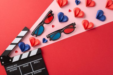 Sevgililer Günü konsepti; film alkışları, 3D gözlükler, ve kırmızı ve mavi kağıt kalpler, aşk ve sinemayı sembolize eder.