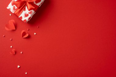 Kalp süslemeli kırmızı temalı bir Sevgililer Günü hediyesi. Aşk, romantizm ve tatil tasarımları için ideal. Sevgililer Günü kutlamaları ve romantik jestler için mükemmel.