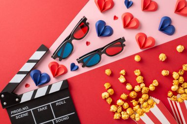 Üç boyutlu gözlük, patlamış mısır ve kalp şekilli yaratıcı sevgililer günü seti romantik bir film gecesi için idealdir.