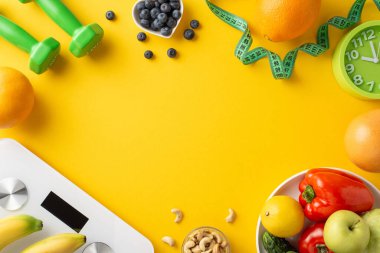 Canlı bir meyve, sebze, dambıl ve sarı bir arka plan üzerinde bir saat, sağlıklı bir yaşam tarzı ve dengeli yeme konseptini gösteren canlı bir daire.