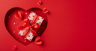 Kırmızı kurdeleli güzel bir kalp temalı hediye kutusu. Sevgililer Günü 'nde aşk ve romantizmi simgeliyor. Özel günleri zarif ve romantik bir şekilde kutlamak için mükemmel.