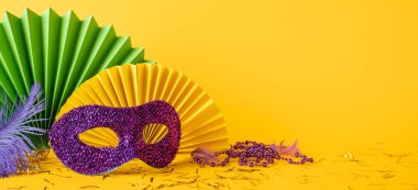 Mardi Gras temalı yan görüş. Parlak bir maske, parti boncukları ve canlı dekorasyonlarla hayat dolu.