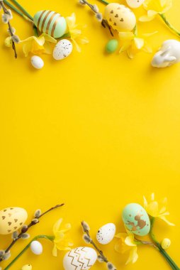 Paskalya temalı dikey düzenleme ile süslü yumurtalar ve çiçek açan çiçekler, canlı ilkbaharı vurguluyor