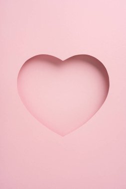 Kalp şeklinde kesilmiş dikey pembe bir kağıt. Romantik ya da sevgililer günü teması için ideal. Minimalist tasarım, tebrik kartları veya dekorasyon için uygun sevgi ve şefkat taşır.