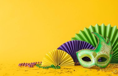 Mardi Gras 'ın yeşil maskeli, renkli yelpazeli ve boncuklu kolyeli düzenlemeleri.