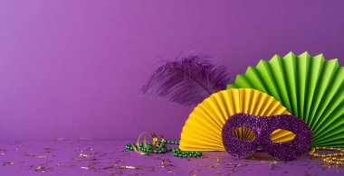 Mor maske, yelpaze ve boncuklarla Mardi Gras temalı parlak ve şenlikli yan manzara dekorasyonları