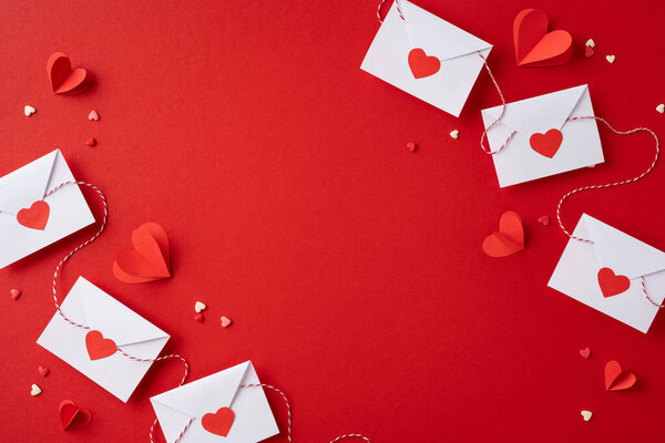 На красном фоне яркие конверты, украшенные дизайном сердца, символизируют любовь и привязанность. Идеально подходит для романтических торжеств и выражения сердечных эмоций