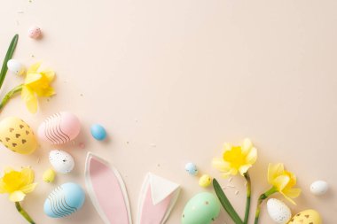 Renkli Paskalya süslemeleri boyalı yumurtalar, tavşan kulakları ve nergisler yaratıcı bir şekilde düzenlenmiştir.