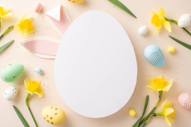 Beyaz yumurta, nergis ve pastel yumurtalardan oluşan parlak bir Paskalya düzeneği.